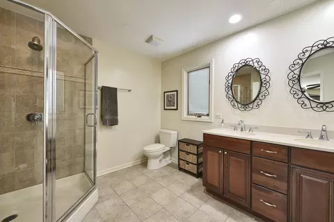 Bath - 3830 Anjou Ln, Hoffman Estates, IL 60192 photo 2 of 3