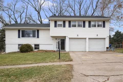 2704 29th St, Bettendorf, IA 52722