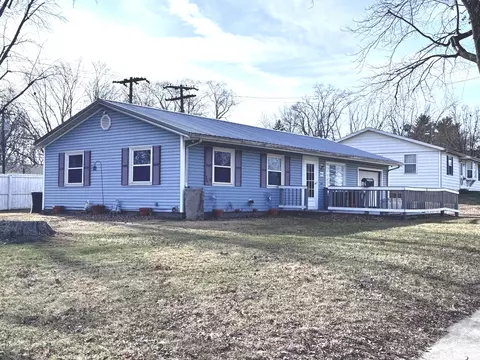 901 S Country Squire Dr, Urbana, IL 61802
