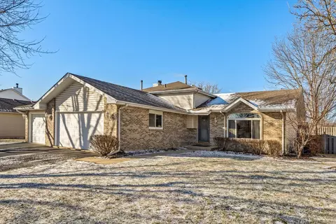 431 Badger Ln, Oswego, IL 60543