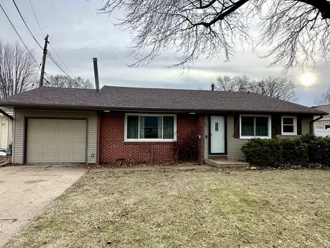 305 W Miller Rd, Sterling, IL 61081