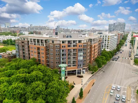 437 W Division St #708, Chicago, IL 60610