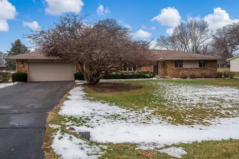 8169 Clockview Rd, Rockford, IL 61108