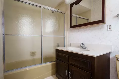 Bath - 8169 Clockview Rd, Rockford, IL 61108 photo 1 of 2