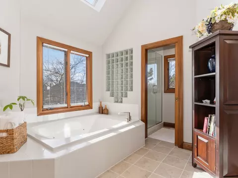 Bath - 4005 White Eagle Dr, Naperville, IL 60564 photo 5 of 7
