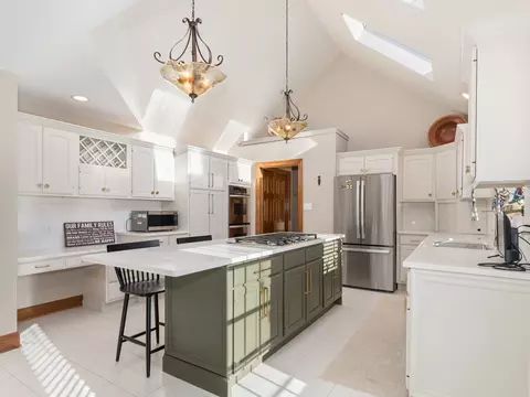 Kitchen - 4005 White Eagle Dr, Naperville, IL 60564 photo 4 of 5