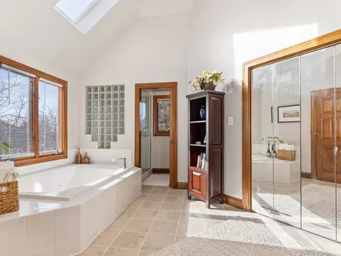 Bath - 4005 White Eagle Dr, Naperville, IL 60564 photo 4 of 7