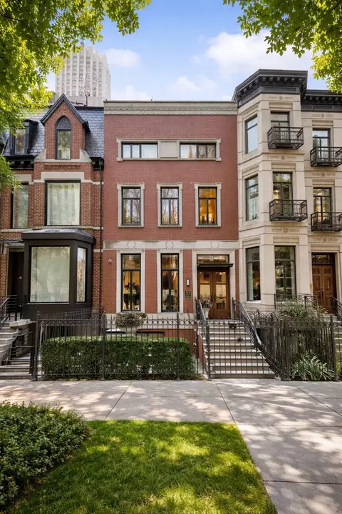 53 E Bellevue Pl, Chicago, IL 60611