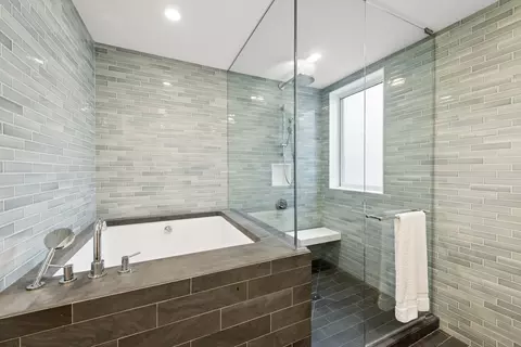Bath - 53 E Bellevue Pl, Chicago, IL 60611 photo 2 of 5