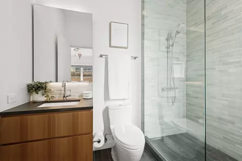 Bath - 53 E Bellevue Pl, Chicago, IL 60611 photo 3 of 5