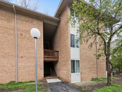 5809 Oakwood Dr #C, Lisle, IL 60532