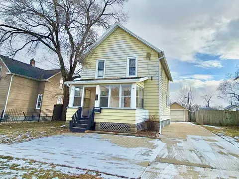 747 Delius St, Aurora, IL 60505