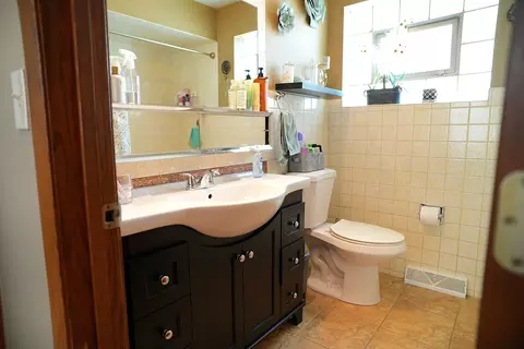 Bath - 1428 12 N Ashbel Ave, Berkeley, IL 60163 photo 1 of 3