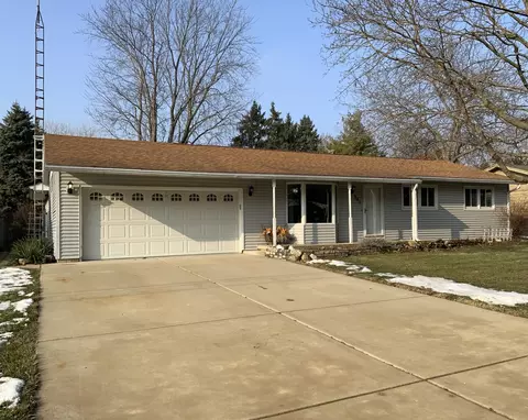 301 N View St, Hinckley, IL 60520