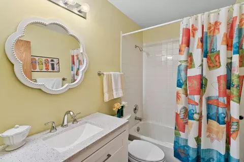 Bath - 18 Peach Tree Ct, Algonquin, IL 60102 photo 2 of 2
