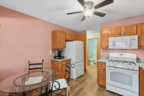 Kitchen - 18 Peach Tree Ct, Algonquin, IL 60102 photo 2 of 2
