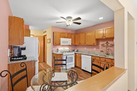 Kitchen - 18 Peach Tree Ct, Algonquin, IL 60102 photo 1 of 2