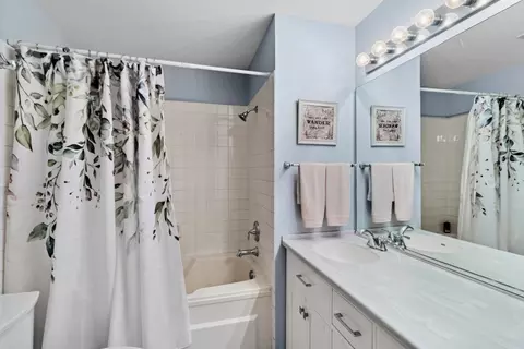 Bath - 18 Peach Tree Ct, Algonquin, IL 60102 photo 1 of 2