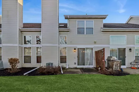 Exterior - 18 Peach Tree Ct, Algonquin, IL 60102 photo 2 of 3