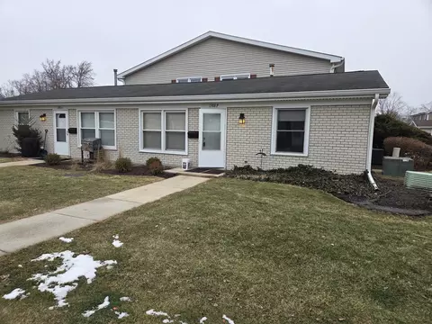 1308 Kingsbury Dr #F, Hanover Park, IL 60133