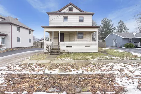 922 Tappan St, Woodstock, IL 60098