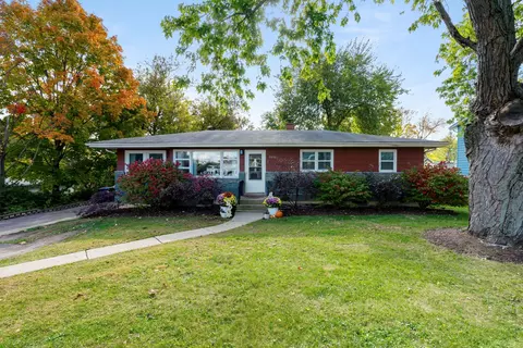 5010 N Westwood Dr, Mchenry, IL 60051