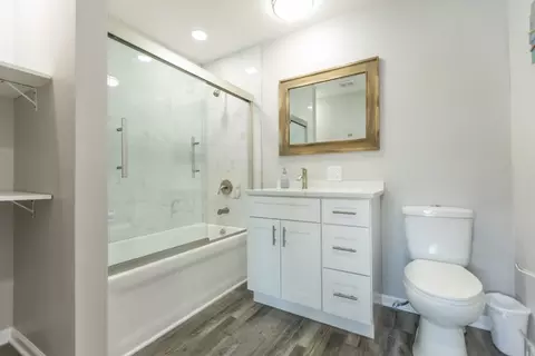 Bath - 1015 N River Rd, Mchenry, IL 60051 photo 2 of 3