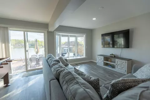 Living - 1015 N River Rd, Mchenry, IL 60051 photo 2 of 3