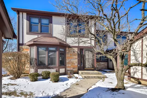 46 White Oak Cir #46, Saint Charles, IL 60174