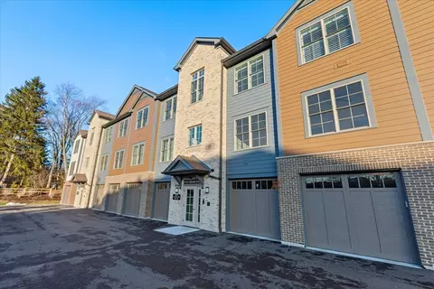 319 S Glendale Ave #303, Barrington, IL 60010