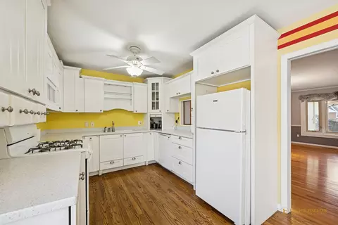 Kitchen - 1402 N Millstream Dr, Mchenry, IL 60050 photo 2 of 2