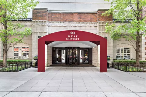 21 W Chestnut St #1605, Chicago, IL 60610