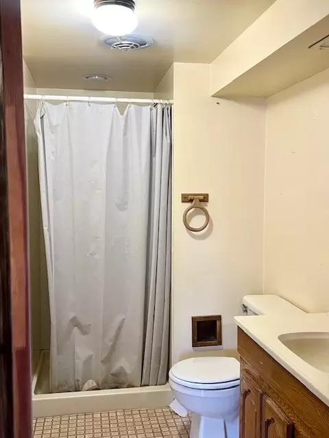 Bath - 644 Cedar Ln, Bartlett, IL 60103 photo 1 of 2