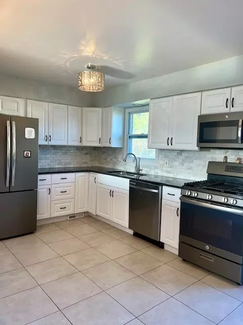 Kitchen - 644 Cedar Ln, Bartlett, IL 60103 photo 1 of 2