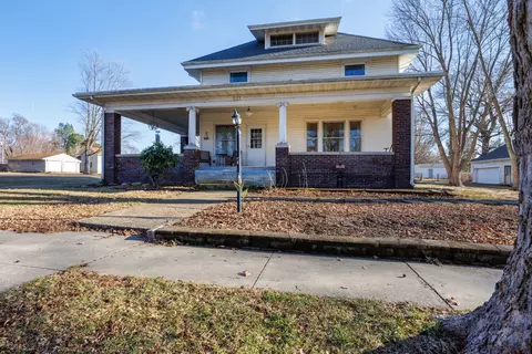 221 NE 3rd St, Hopedale, IL 61747
