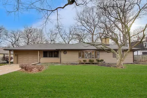 28 Muirwood Dr, Glen Ellyn, IL 60137