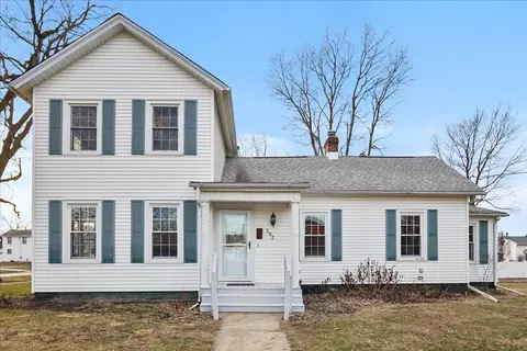 202 N Cherry St, El Paso, IL 61738