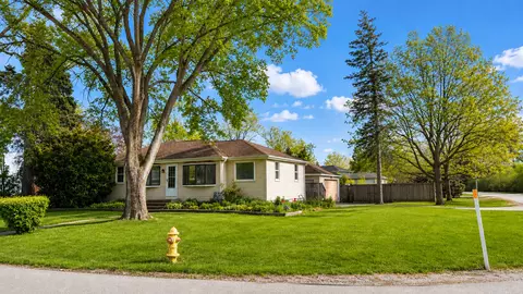 15275 W Walnut Dr, Deerfield, IL 60015