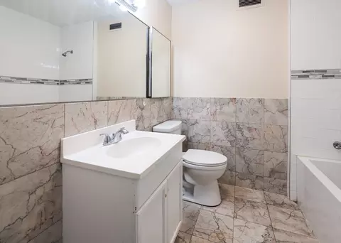Bath - Undisclosed, Chicago, IL 60613 photo 1 of 1