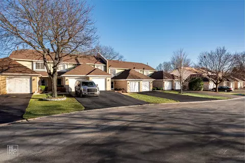 414 Lakeview Cir, Bolingbrook, IL 60440