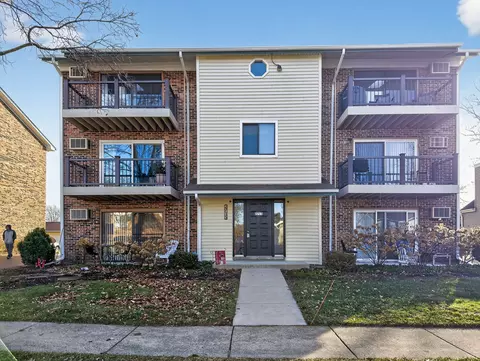 2713 Northcreek Dr #5, Woodridge, IL 60517