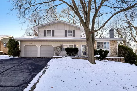 2311 Carriage Ln, Lindenhurst, IL 60046