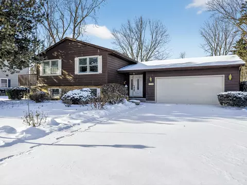 308 Rustic Ln, Algonquin, IL 60102