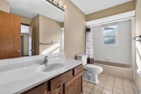 Bath - 308 Rustic Ln, Algonquin, IL 60102 photo 1 of 2