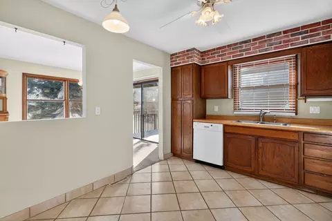 Kitchen - 308 Rustic Ln, Algonquin, IL 60102 photo 2 of 3