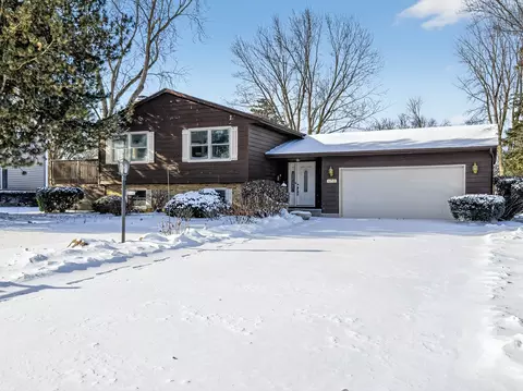 Exterior - 308 Rustic Ln, Algonquin, IL 60102 photo 2 of 8