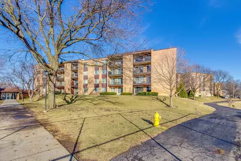 1103 S Hunt Club Dr #223, Mount Prospect, IL 60056
