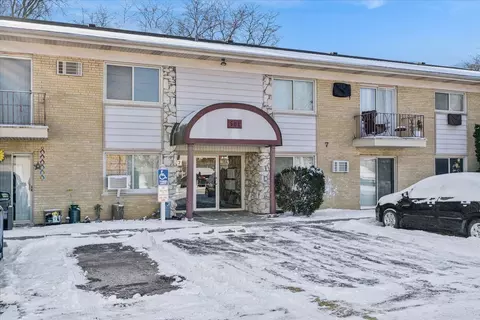 501 Carlysle Dr #7, Clarendon Hills, IL 60514