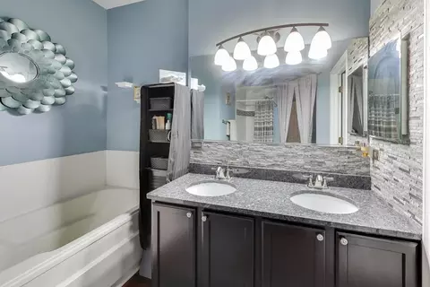 Bath - 2487 Stonegate Rd, Algonquin, IL 60102 photo 2 of 5