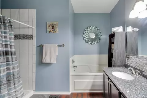 Bath - 2487 Stonegate Rd, Algonquin, IL 60102 photo 4 of 5